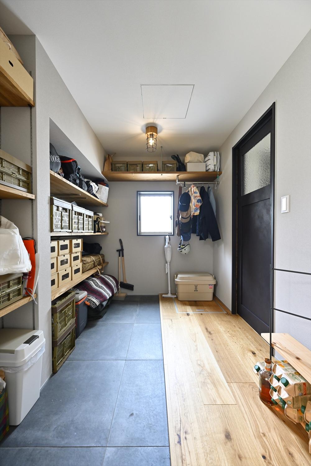 玄関から横に大きく伸びる土間収納。日用品だけでなくキャンプ道具等もたっぷり収納できる。