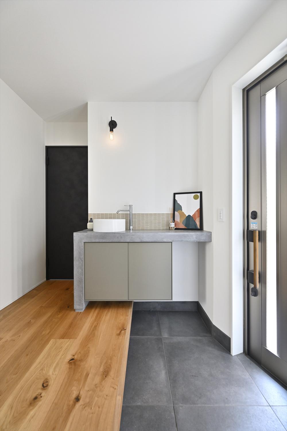 玄関横に洗面ボウルを設置。帰宅後の手洗いやお客様へのご案内もスムーズ