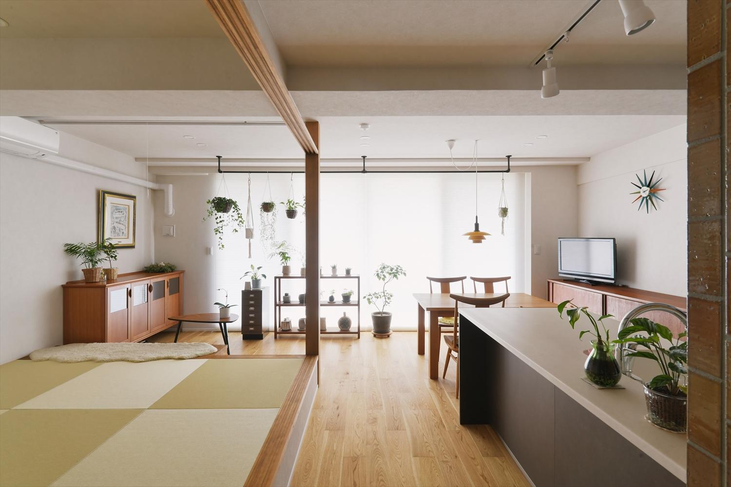 明るいオークのフローリングで室内全体のトーンが明るく。キッチン周りのタイルや照明、お手持ちの家具をベースにちょっとレトロで心地よいLDKに