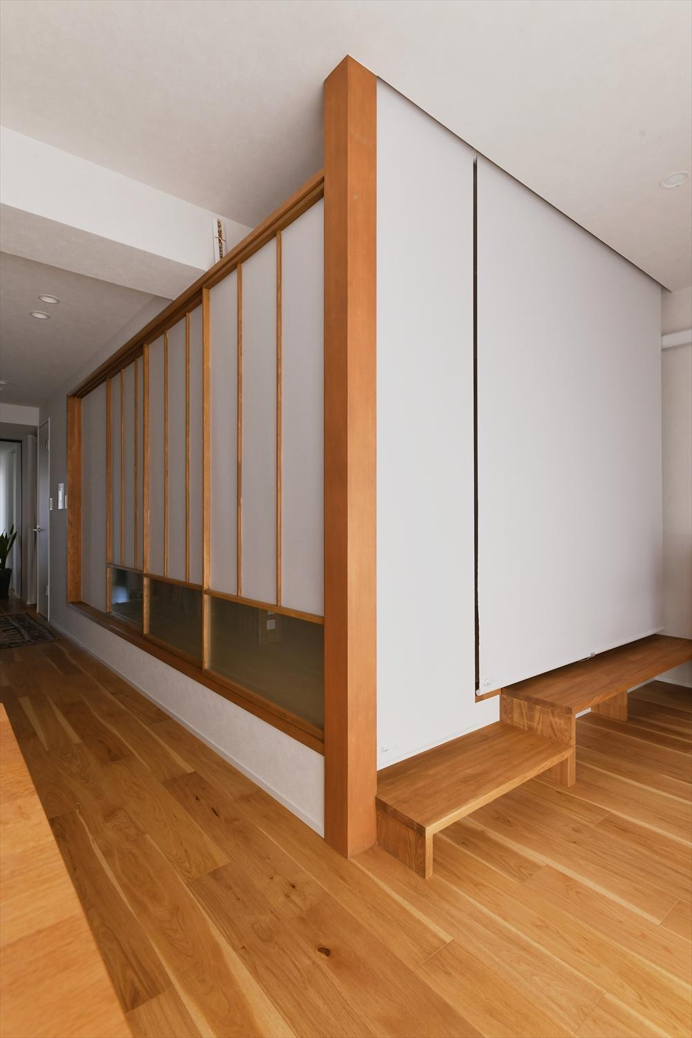 リビングの小上がり和室は、ロールスクリーンと障子で仕切れば寝室に早変わり。障子戸は老舗旅館で見て気に入っていたデザインをモチーフに造作。