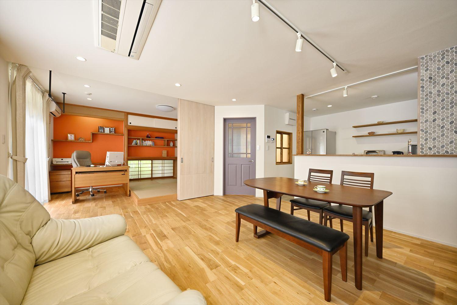 リビング横の和室は半分をフローリングにして、リビングとひとつづきの書斎に。お仕事に疲れたら、たたみでごろんと休むことも。