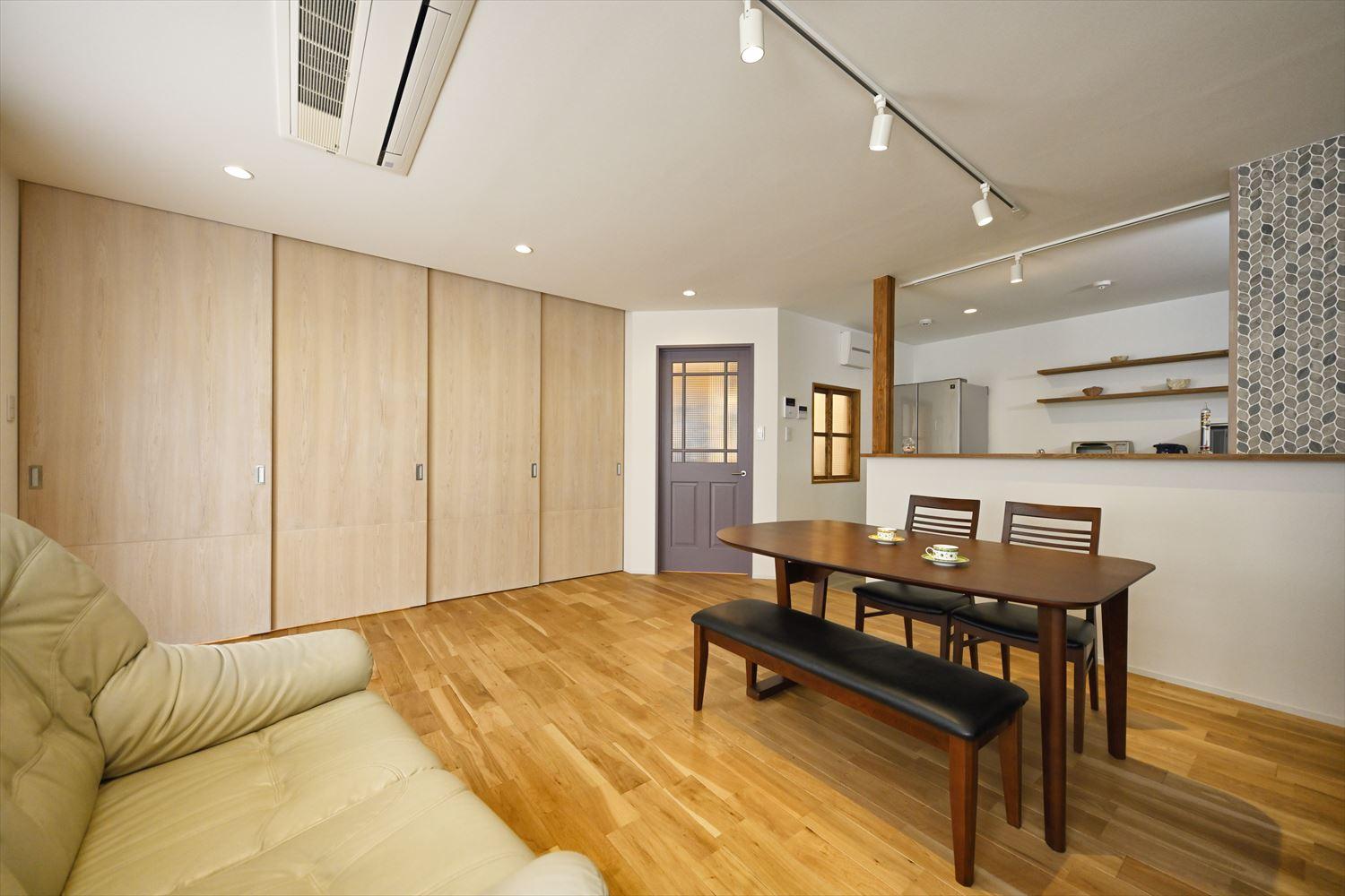 お仕事に集中したいときは、引き戸を締めれば個室として使える