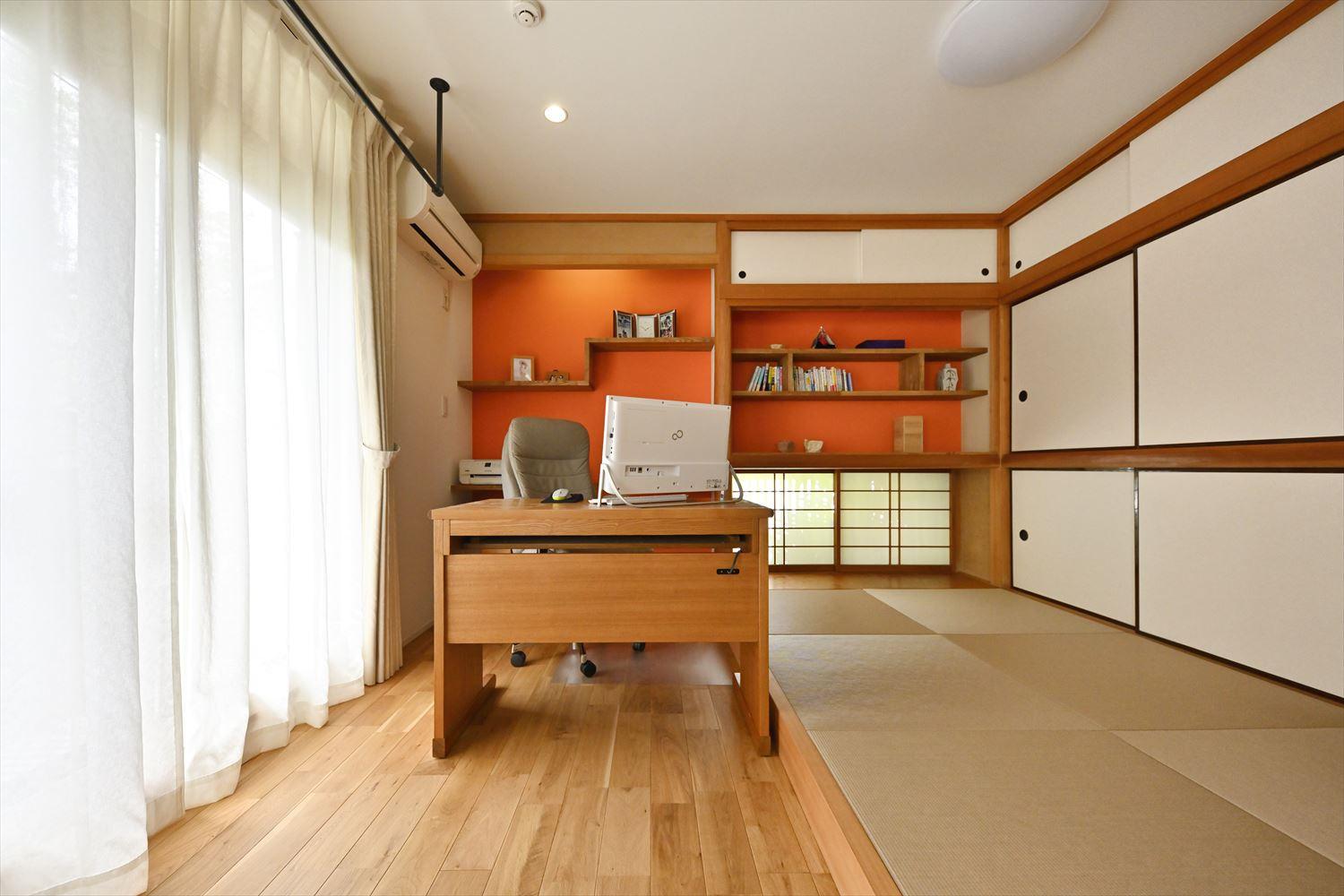 和室のしつらえを活かしつつ、飾り棚を造作。明るいオレンジのアクセントクロスが和の設えと違和感なく馴染んでいる