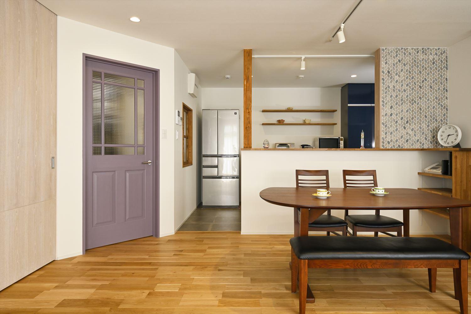 シックなパープルのリビングドアはお嬢さまが選んだカラーで塗装。キッチンとダイニングの間仕切り壁には奥さまが選んだ葉っぱのカタチのタイルを。みんなの好きが詰まった嬉しいLDKに。