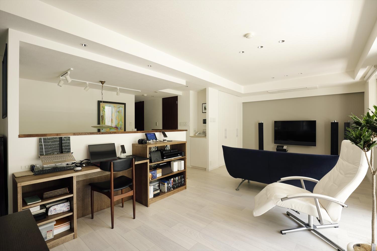 リビングドアを玄関側へ移動して、地階への階段室の壁を腰壁に変更。LDK全体が開放感のある空間に。