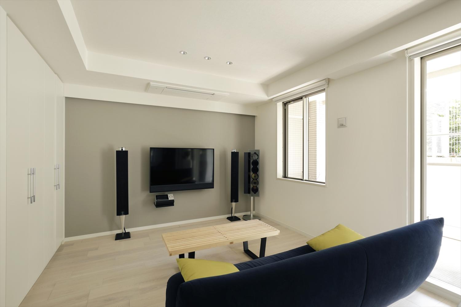リビングにはこだわりのBang&Olufsenのオーディオを設置。メーカーと打ち合わせしながら、配線にも配慮し、豊かな音響とモダンデザインを楽しめるリビング空間をつくった