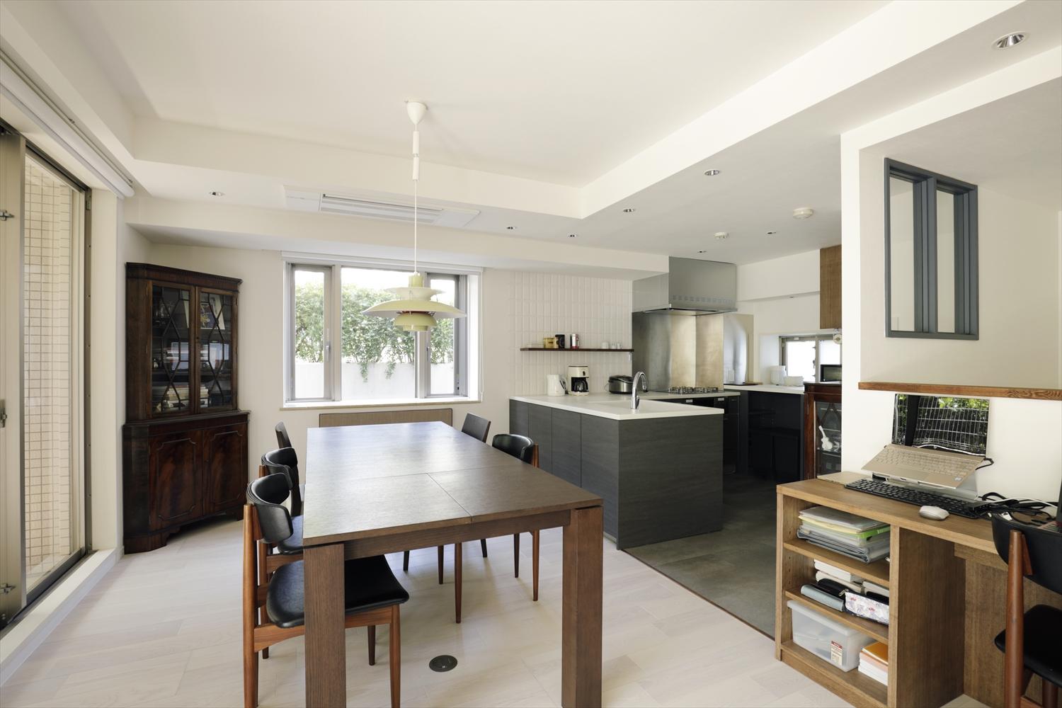 独立していたキッチンの間仕切り壁を撤去して、オープンに。一方がダイニング側に対面するL型キッチンで、ダイニングと繋がりつつ、広い作業スペースを確保