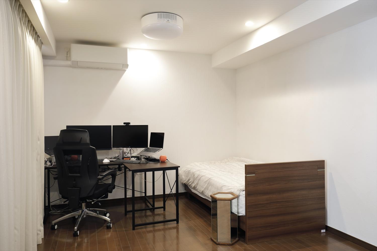 地階はだんな様のワークスペース。壁に珪藻土を使い、湿気対策をした。