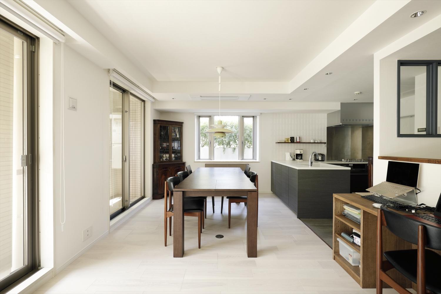 シンプルモダンな空間に、お手持ちのアンティーク家具や照明が美しく映えるダイニング