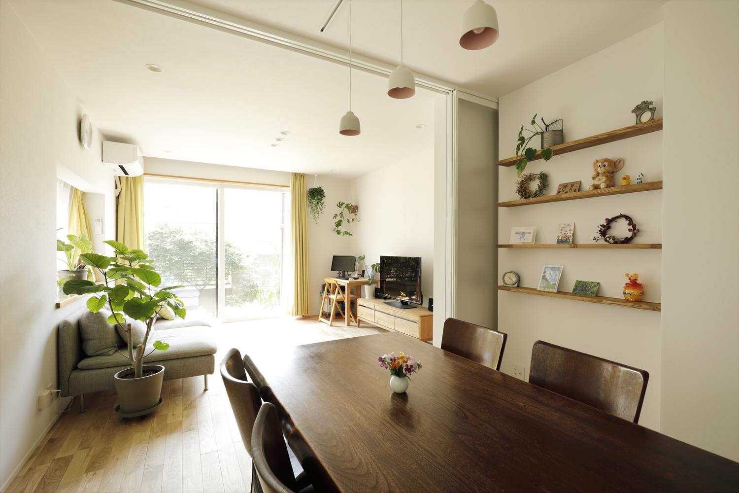 分断されていたリビング・ダイニング・キッチンをつなげて、南側からの陽光がキッチンまで届く、明るいLDKに