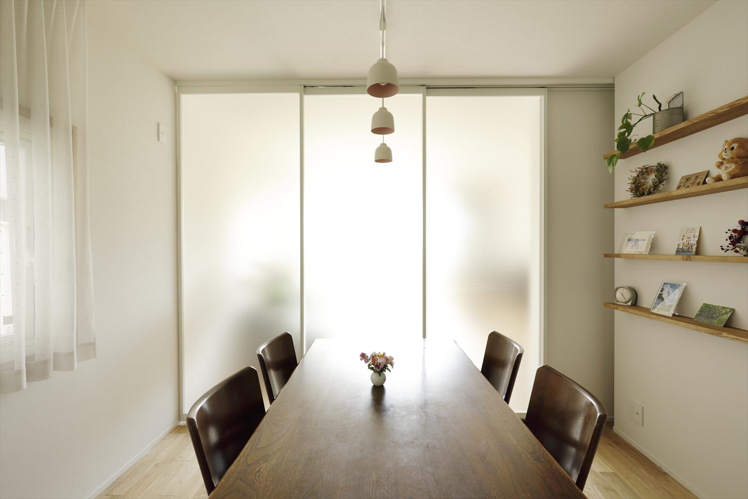 来客時には、リビングとダイニングの間の引き戸をさっと閉めて、プライベート空間を目隠し。半透明の引き戸で隠しつつもダイニングに光が届くよう配慮。