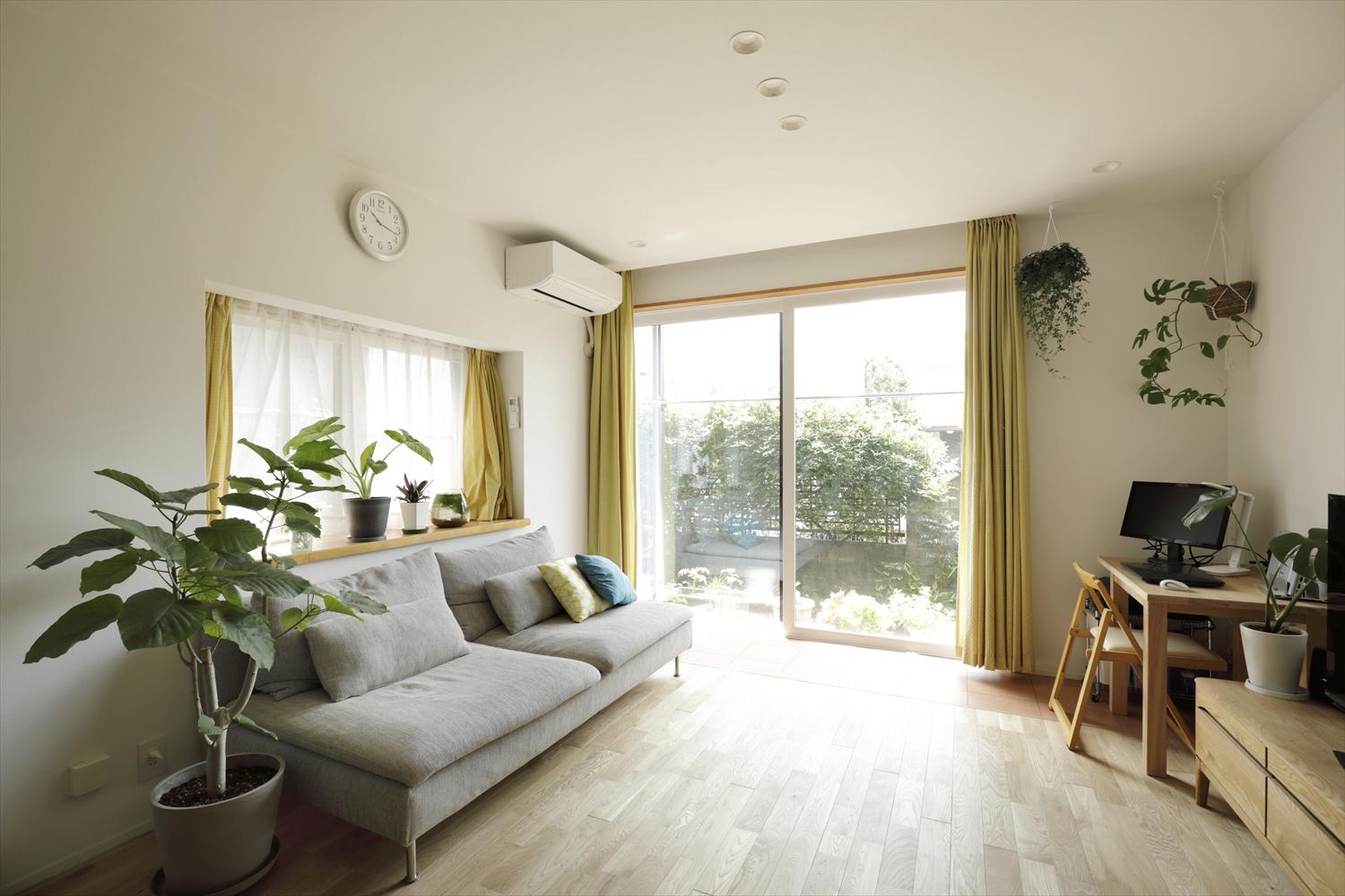 陽光が入る窓側の床はフロアタイルを敷いてインナーテラスに。フローリングの日焼けを対策をしつつ、室内干しや鉢植えをおいてグリーンを楽しむこともできる。