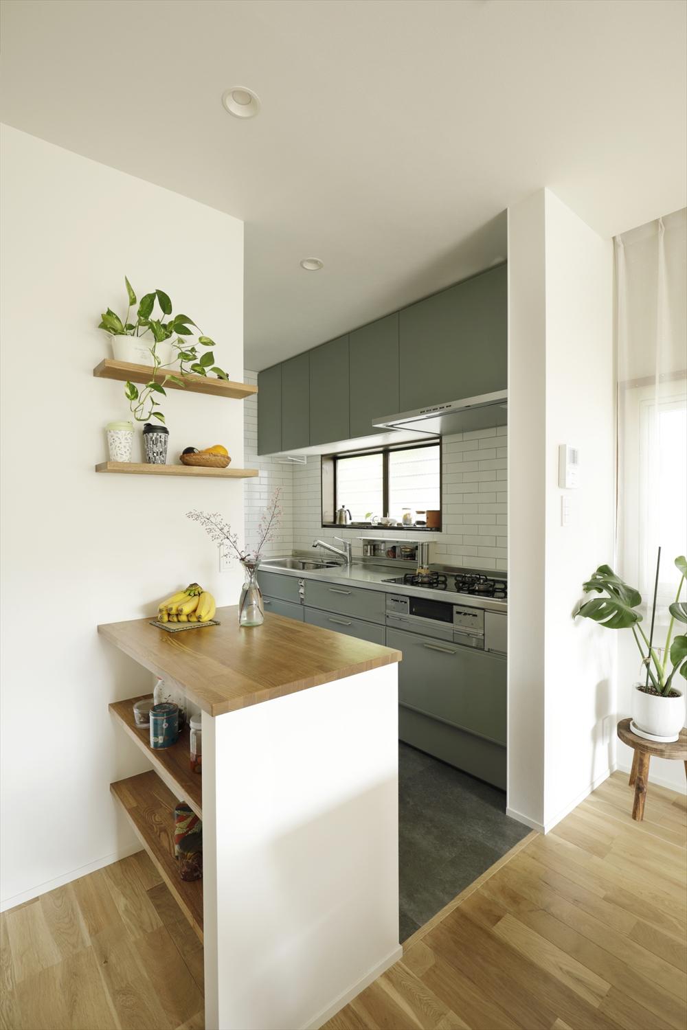 壁を一部移動して、ダイニングと繋がったキッチン。壁付けの使いやすさはそのまま活かした。リフォームのきっかけとなったキッチンは交換。