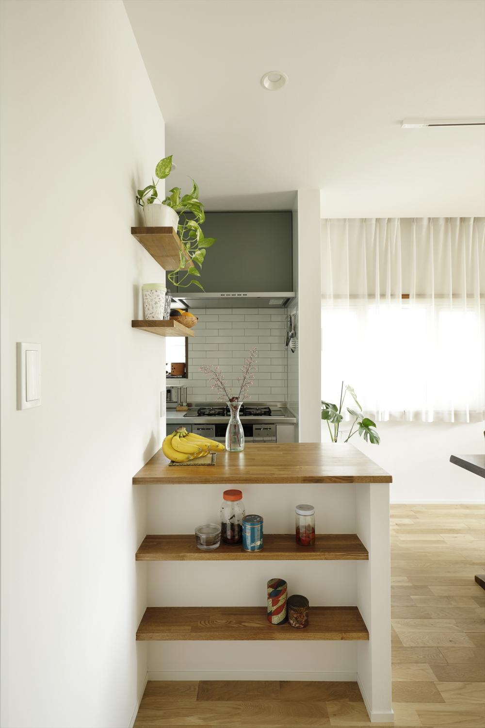 キッチンとダイニングの間に作ったカウンターは、夫Kさんがおつまみを用意したり、そのままそこで立ち飲みしたりとくつろぎの場として大活躍