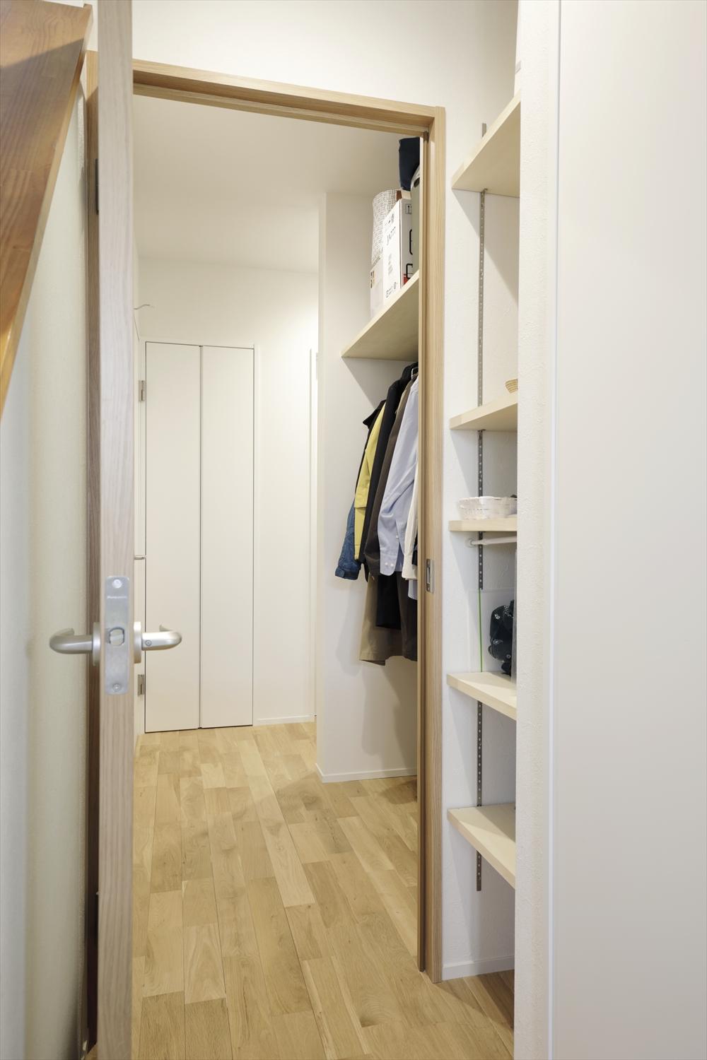 玄関から水回りに続く廊下に新たにドアを設置して、玄関から目隠ししつつ、廊下自体をウォークスルーの収納空間に。水回りで使うものの収納だけでなく、コート等をかけて、外出時の身支度にも便利