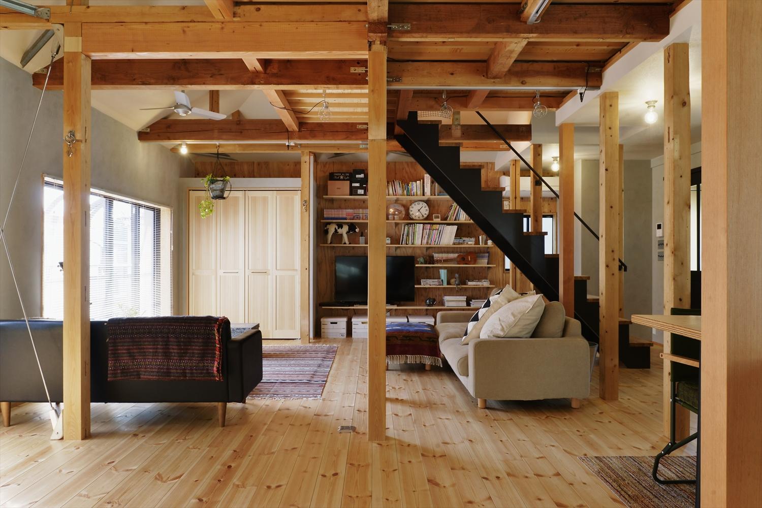 LDKは1階から日当たりの良い2階へ移動。
天井部を現しにしてダイナミックで開放感のある空間に。
現しの梁や柱、無垢材のフローリングで全体はナチュラルに。