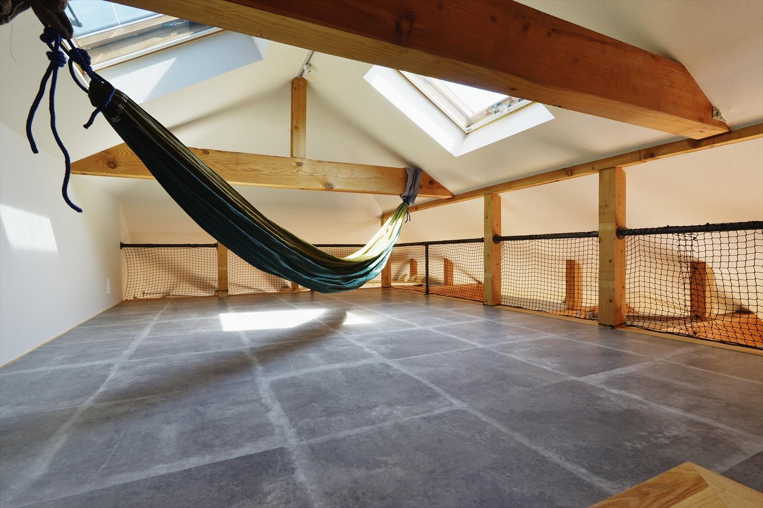 ロフトにはフロアタイルを。トップライトからの日差しは、吹き抜けを通して階下のLDKにも明るさをもたらします。