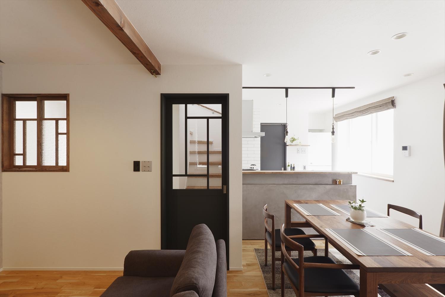 うまく活用できていなかった空間を利用して、広いLDKに。こだわりを持って選んだ建具が活きています。