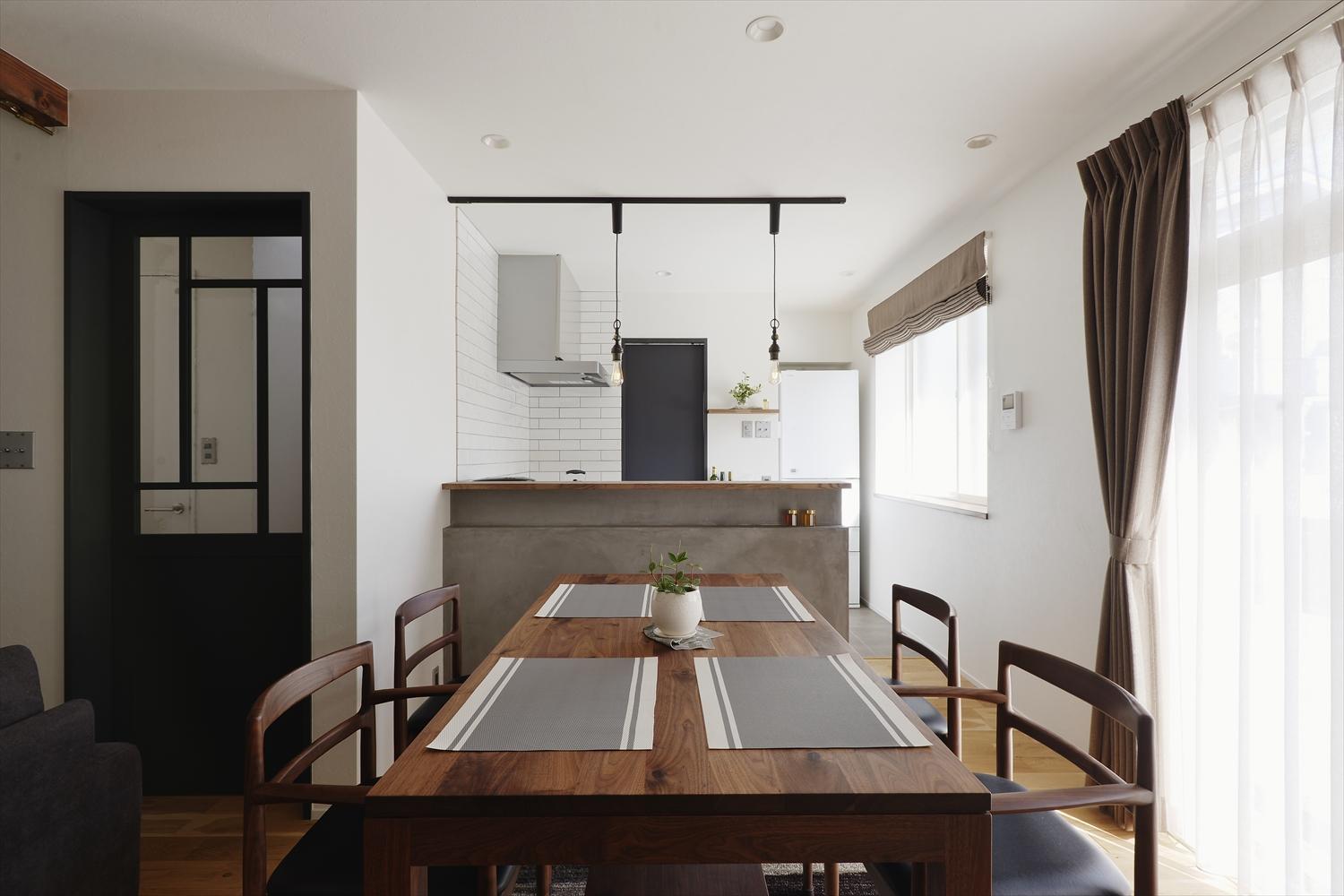 モルタル調のキッチンカウンターがシックな雰囲気を醸し、大人の空間に仕上がっています。