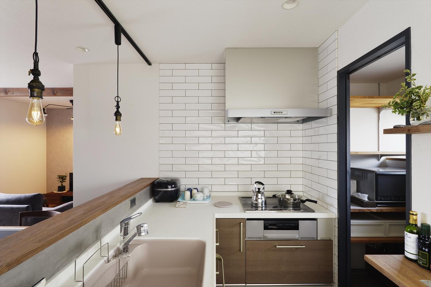 キッチンは対面のL字型。ご家族やご友人との会話を楽しみながら料理やおもてなしができます。