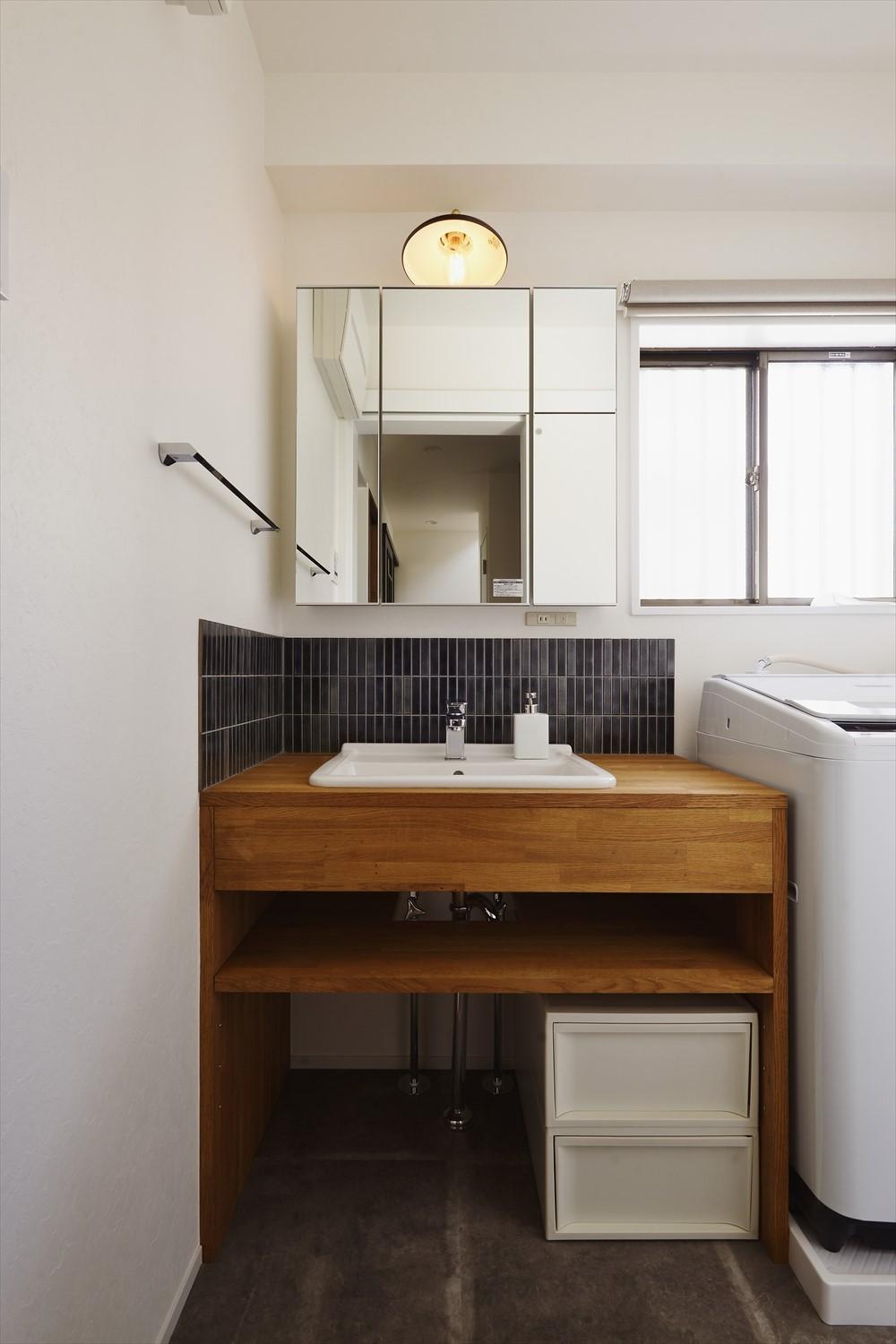 落ち着いた色味の木材とタイルの組み合わせで、LDKと同じくシックな雰囲気の造作洗面。