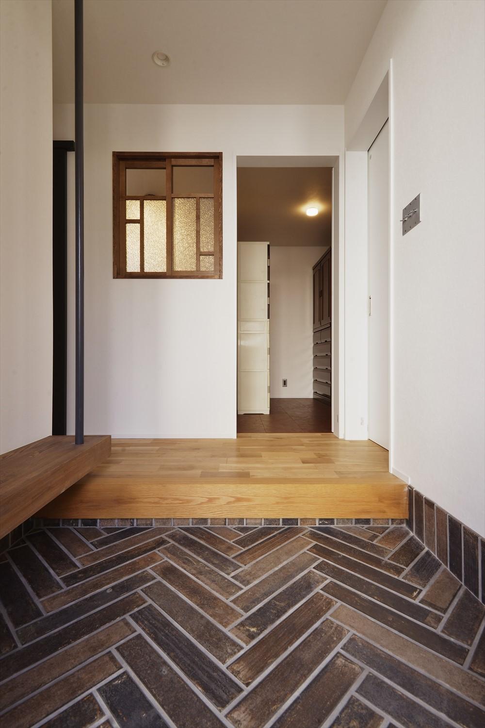 玄関土間は、ヘリンボーン貼りのタイルで上質な雰囲気になっています。
