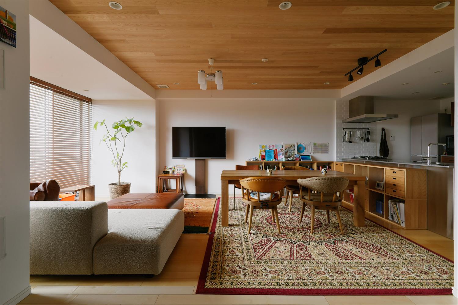 明るく優しい木目のシカモアの既存フローリングを活かし、リビング天井の板貼りもナチュラルな色合いのナラ材を採用。