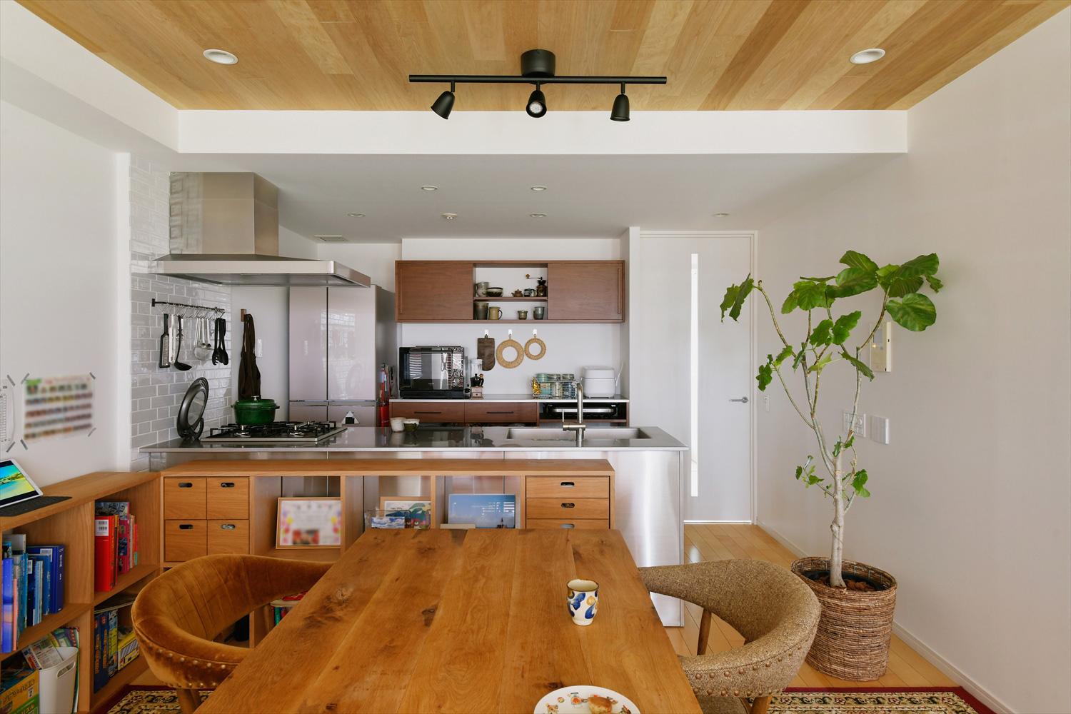 床・天井・収納家具やダイニングテーブルから、木目の温もりがふんだんに感じられる空間。