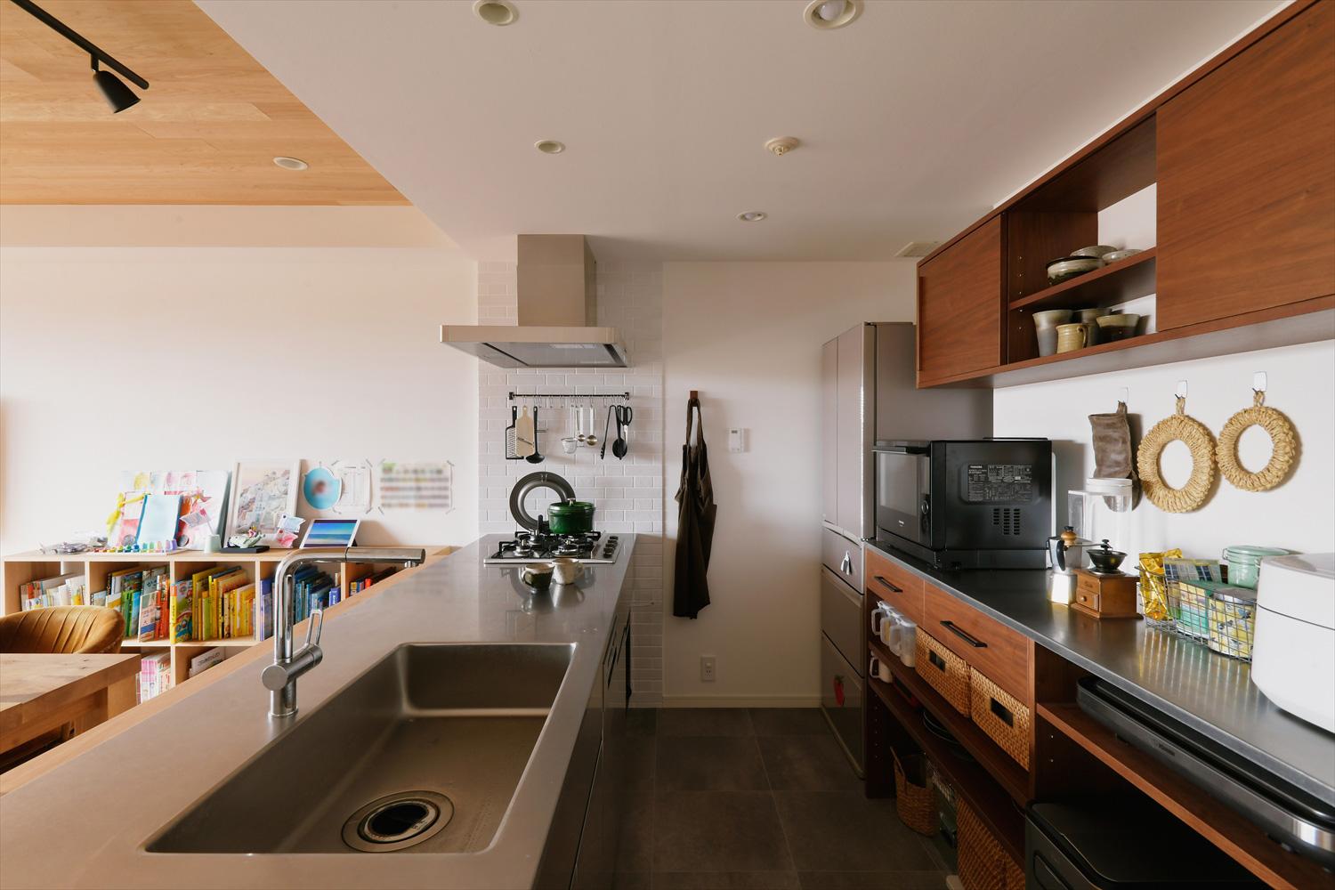 一番のご要望だったステンレスのキッチンは、既製品ではイメージどおりのものが見つからず、オーダーできる会社さんをご紹介。納得のキッチンを入れることができました。
木材、タイル、アイアン、ステンレスなど様々な素材が違和感なく調和し、憧れのイメージを実現しました。