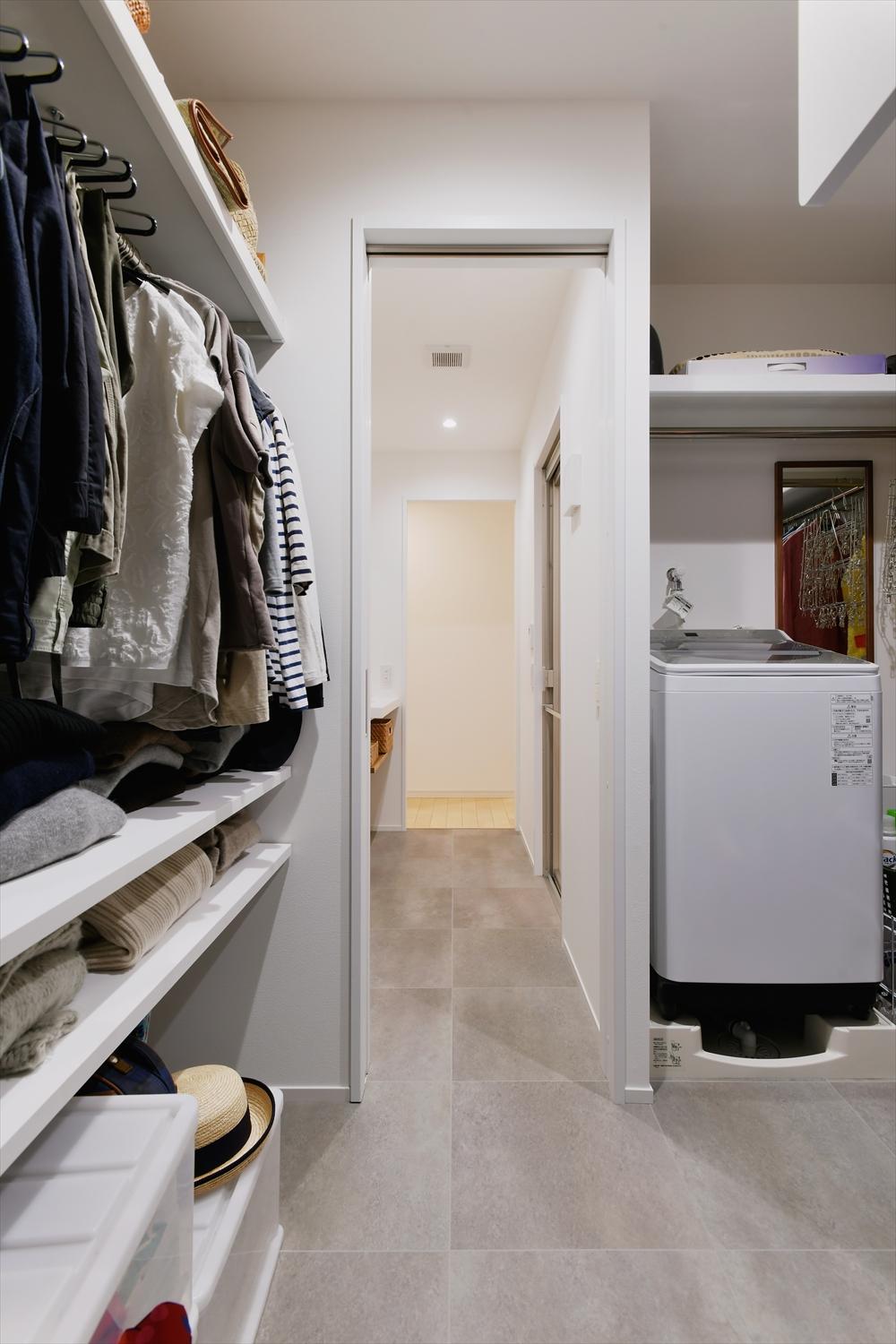 クローゼットと洗濯機が同じ空間にあり、家事ラク効果抜群。