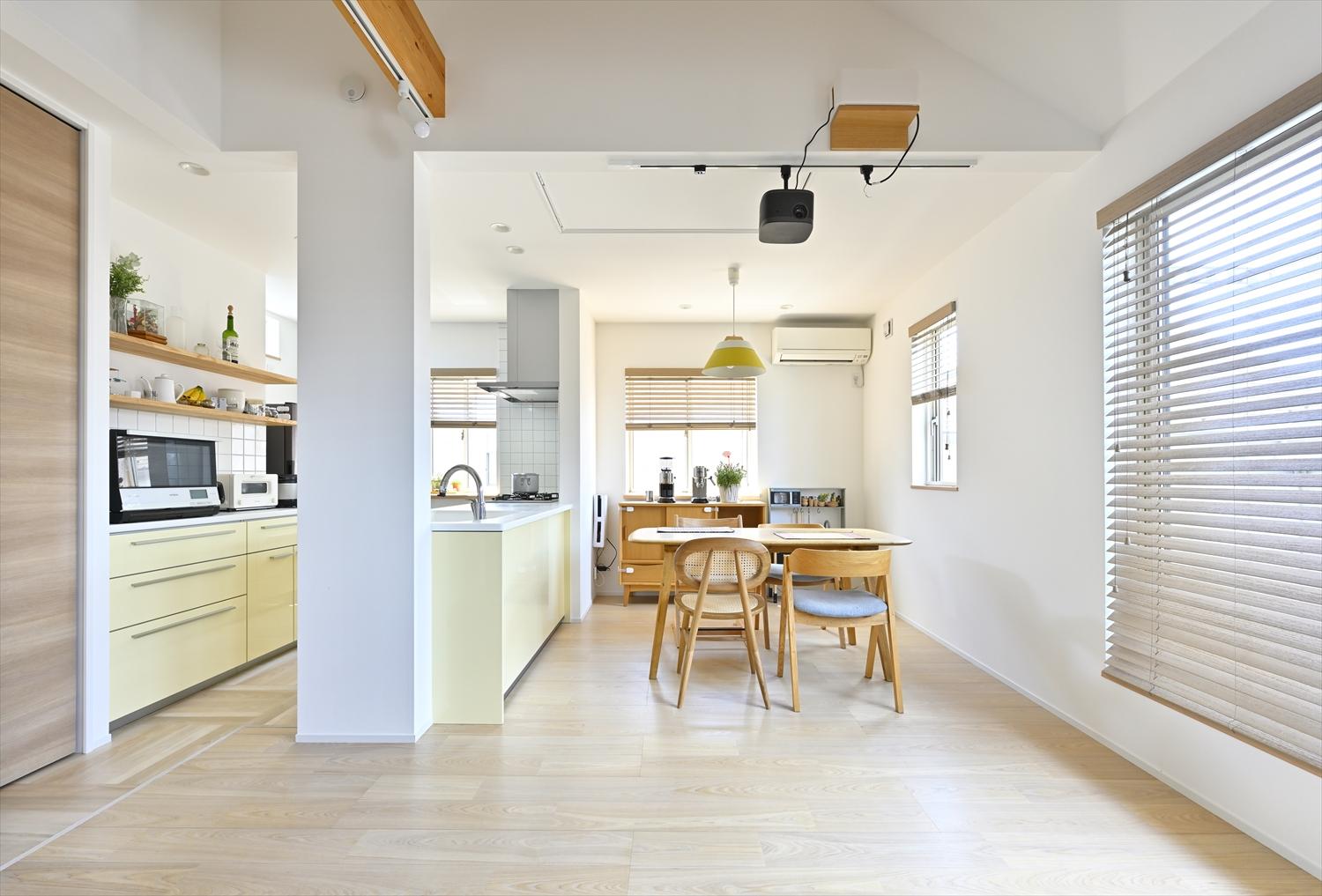 採光豊かな2階にLDKと水廻りをまとめ、ワンフロアで生活できる間取りに。