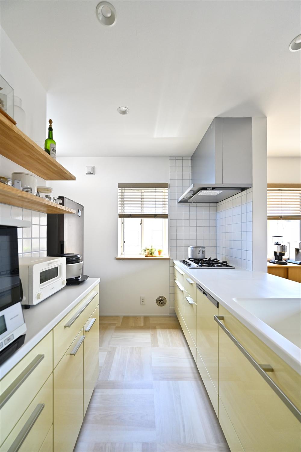 柔らかなイエローでまとめたキッチン。リビングやダイニングと対面しながらキッチンタイムを過ごせます。