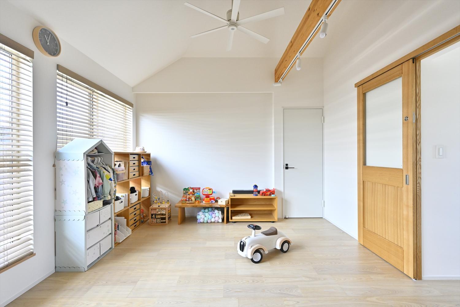 キッチンから、ダイニングから、お子さまを見守りながら過ごせます。