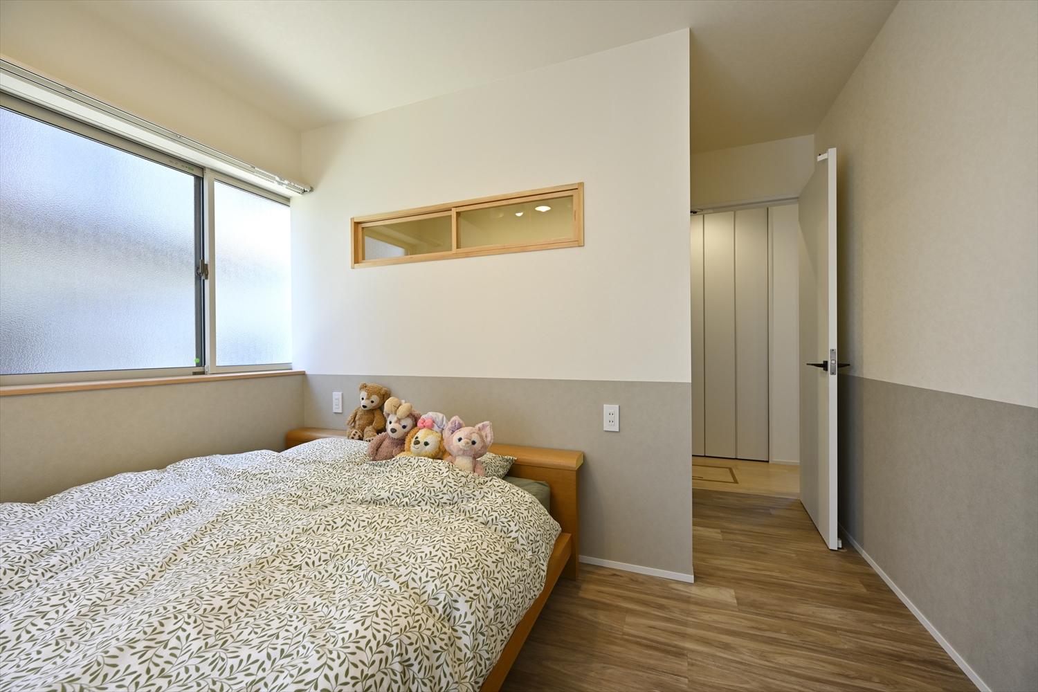 1階寝室、室内窓の向こうには書斎を設置。