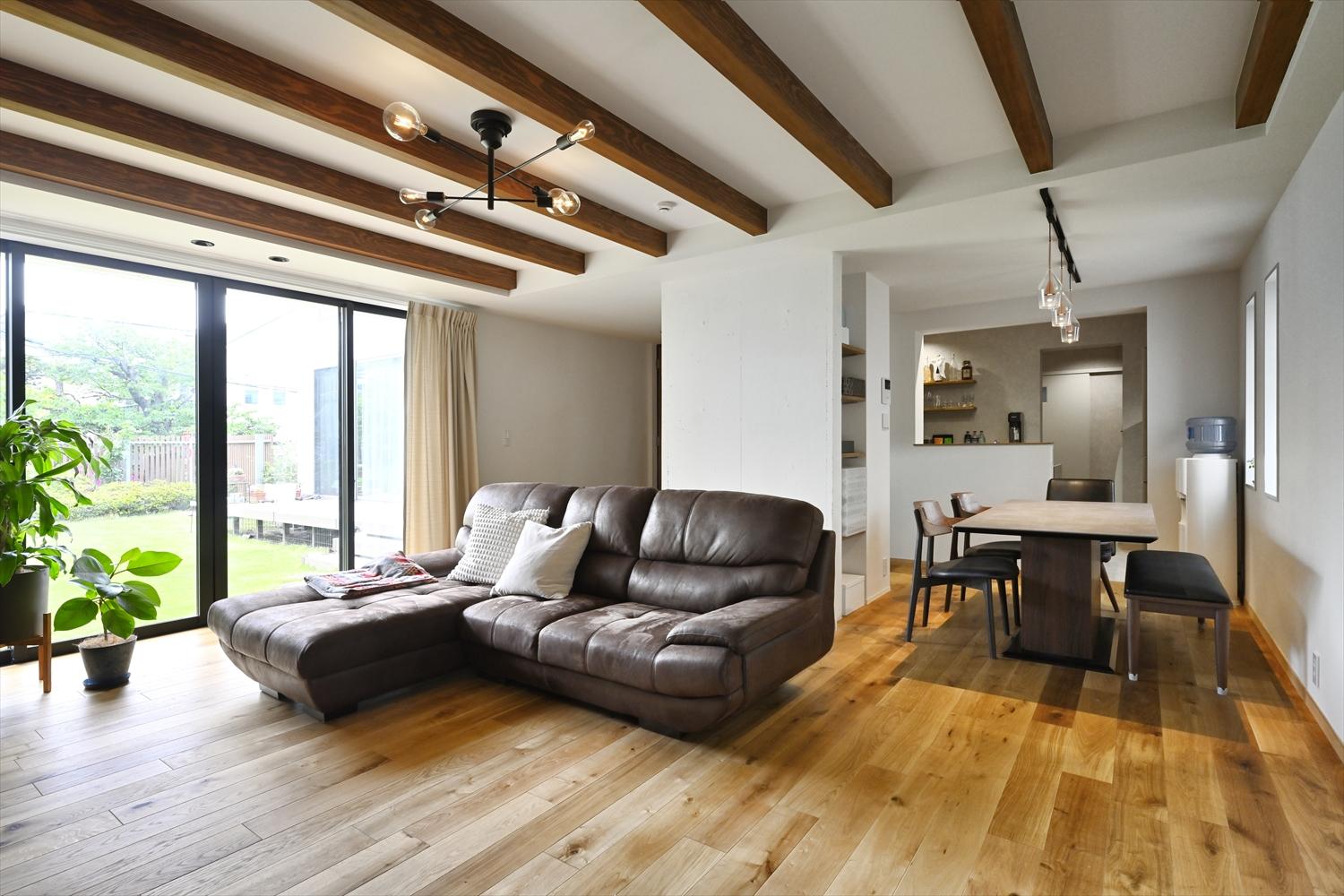 天井の化粧梁が印象的なLDK。撤去できる壁・できない壁を入念に見極めながら、最大限の開放感が得られるよう工夫。