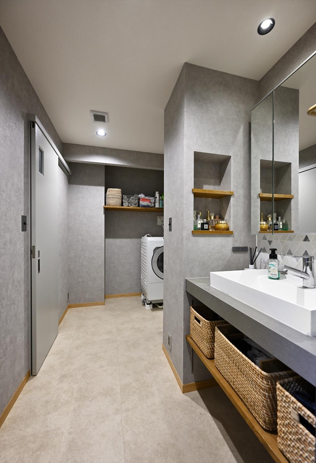 洗濯機のあるユーティリティルームはキッチンと繋がっており、効率的な家事動線となっています。