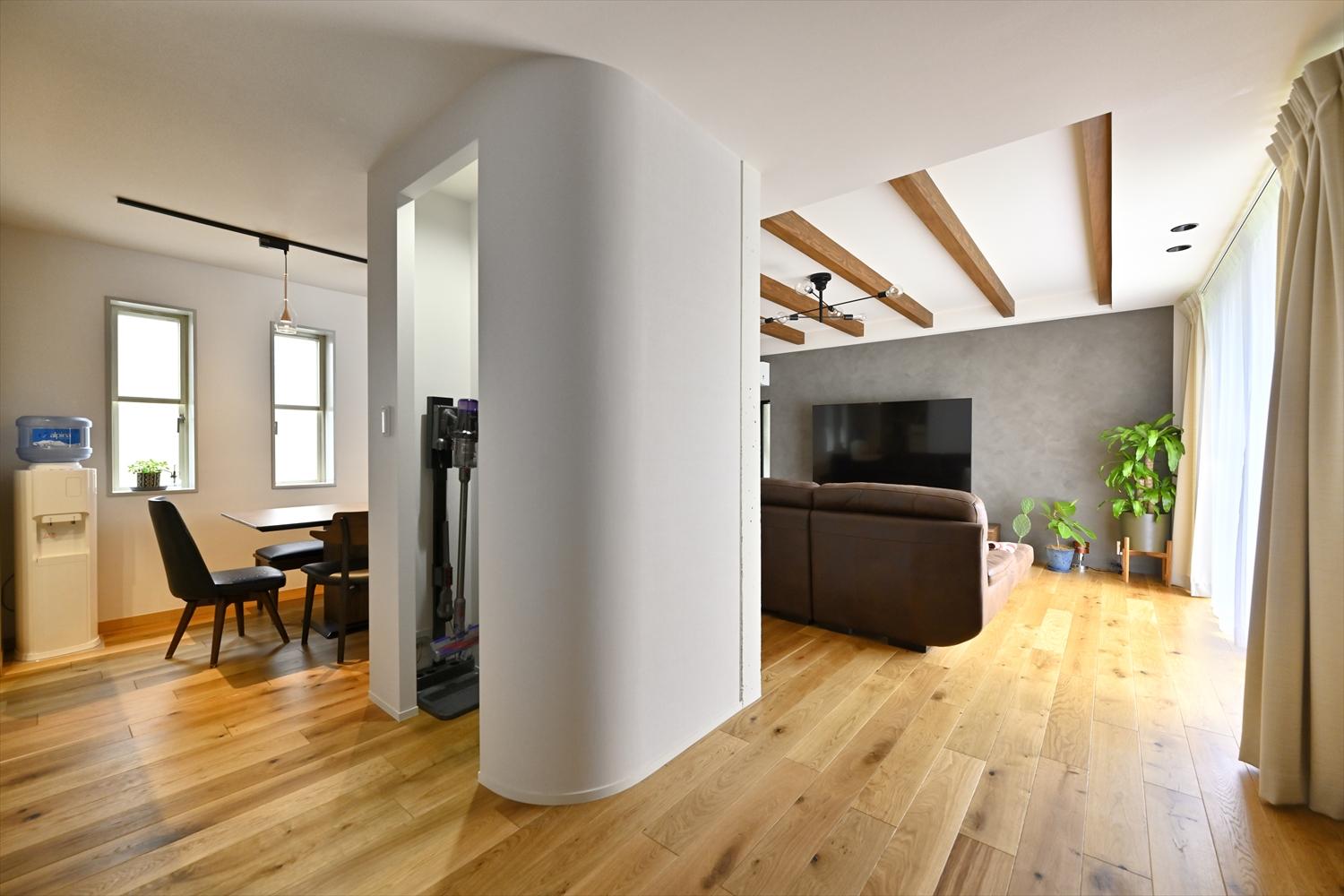 LDK内の撤去できない壁で囲まれたスペースはクローゼットとして活用。