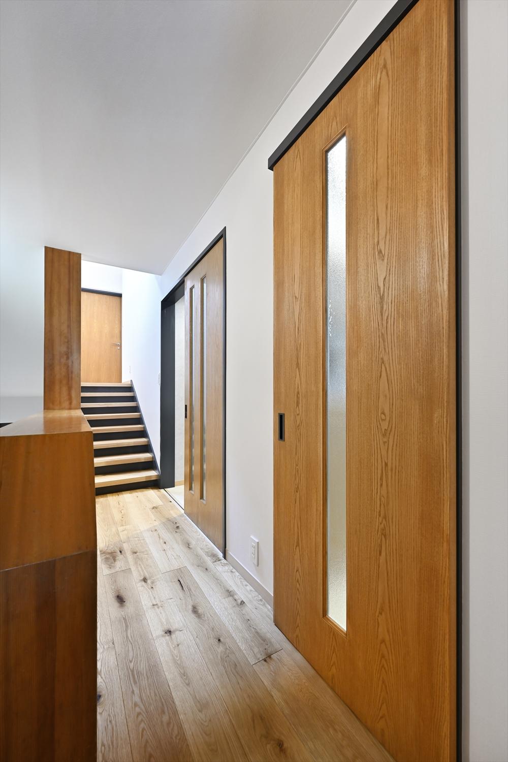 しっかりとした造りの天井まであるドアやゆったりとした階段など、既存をより魅力あるものに。