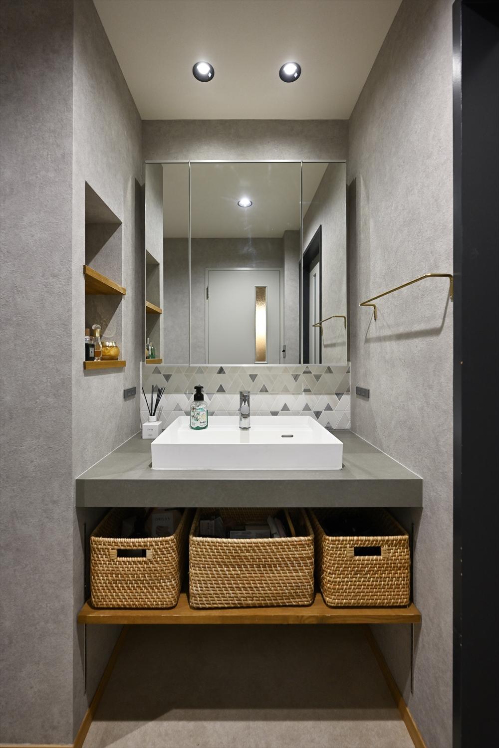 グレーでまとめた洗面室。壁のニッチが便利。