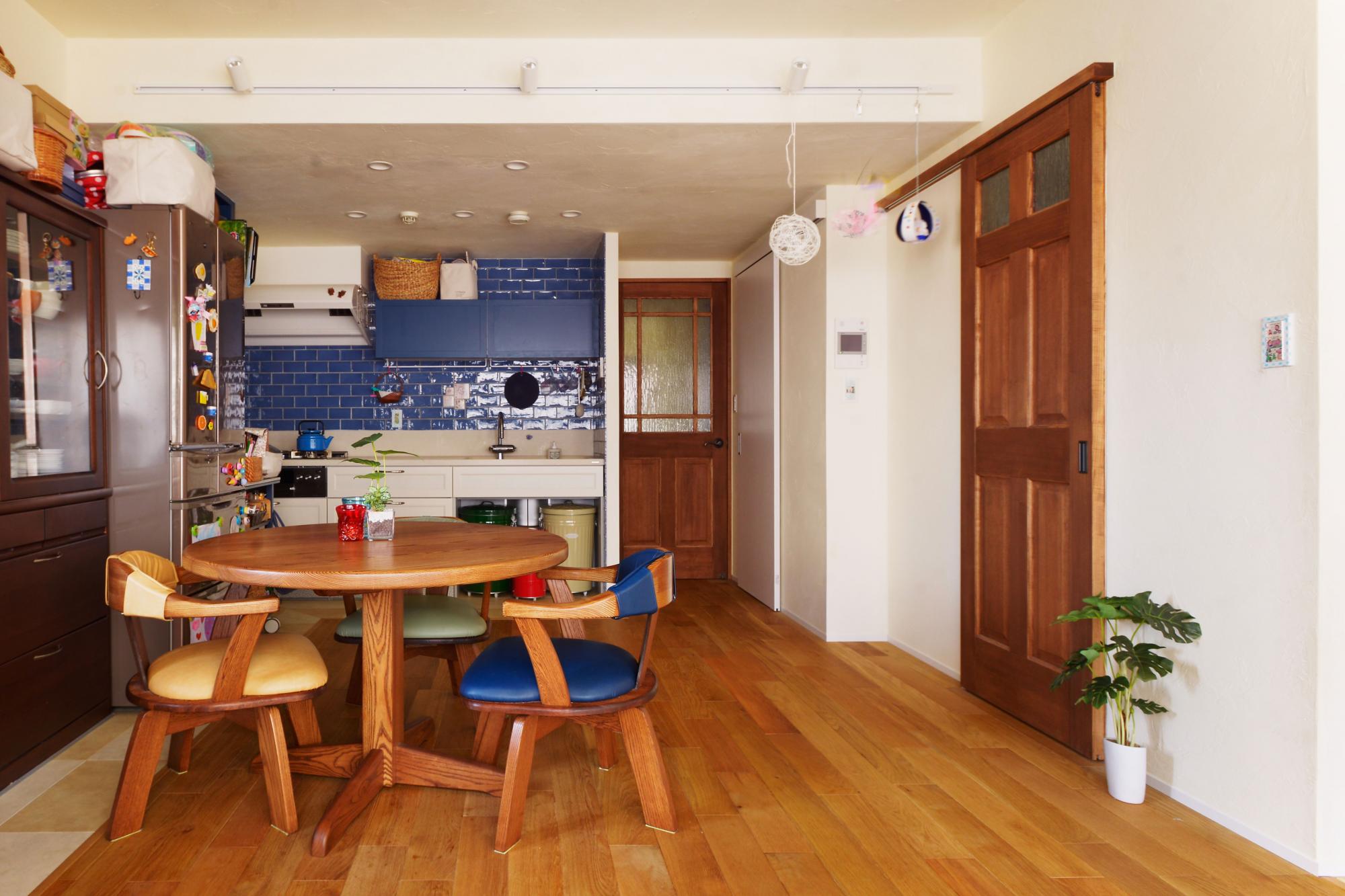 独立していたキッチンの壁を取り払い、コンパクトな壁付けにして、リビングの面積をできるだけ広く確保しました。