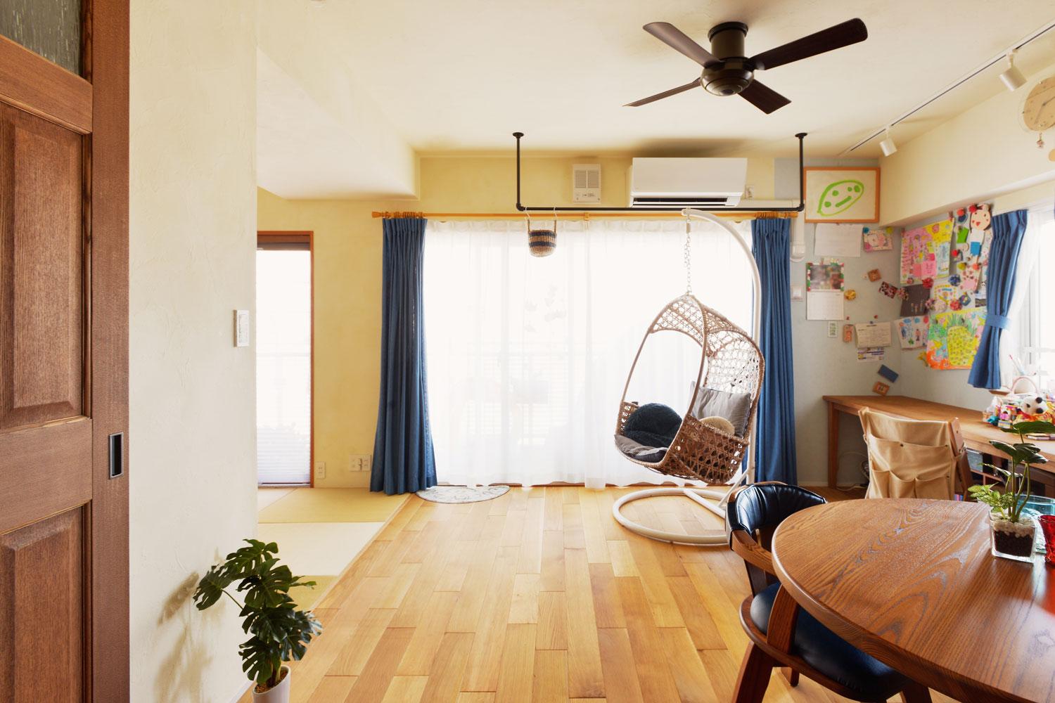 既存の和室と独立していたキッチンを取り込むことで広がったLDK。窓際に造作したワークカウンターは、可動式にしたうえでお手持ちの丸テーブルと高さを揃えたので、つなげれば大人数のパーティにも対応できます。