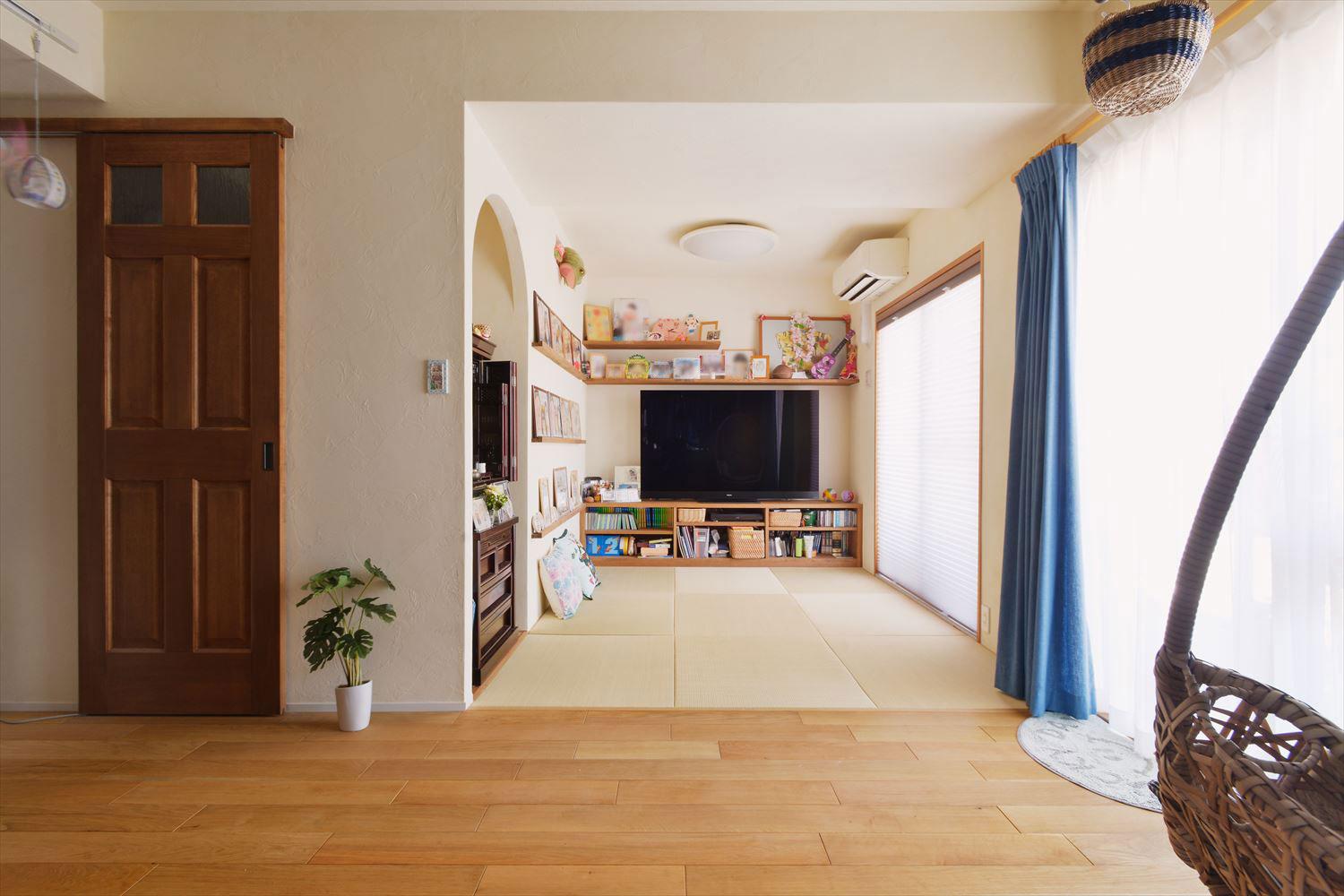 リビングの隣の畳スペースは、お仏壇を置けてゴロ寝もできる一石二鳥の空間。壁には家族の似顔絵を飾れるギャラリーをつくり、家族がのんびりとくつろげる場所になっています。