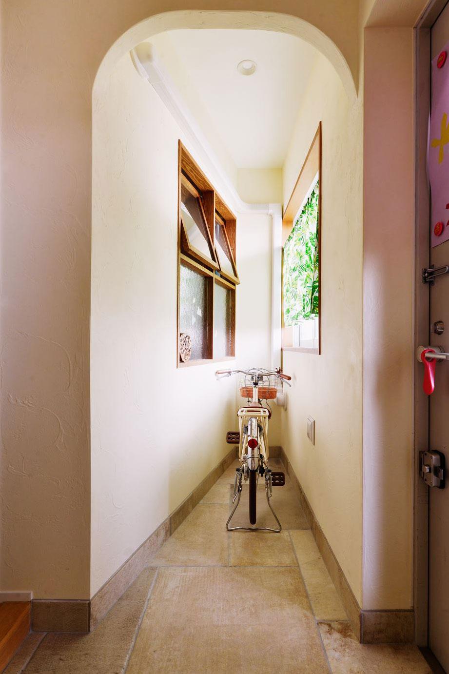 玄関土間には自転車を置くためのスペースも確保。室内窓を設置し、屋外からの光と風が個室にも届くようになっています。