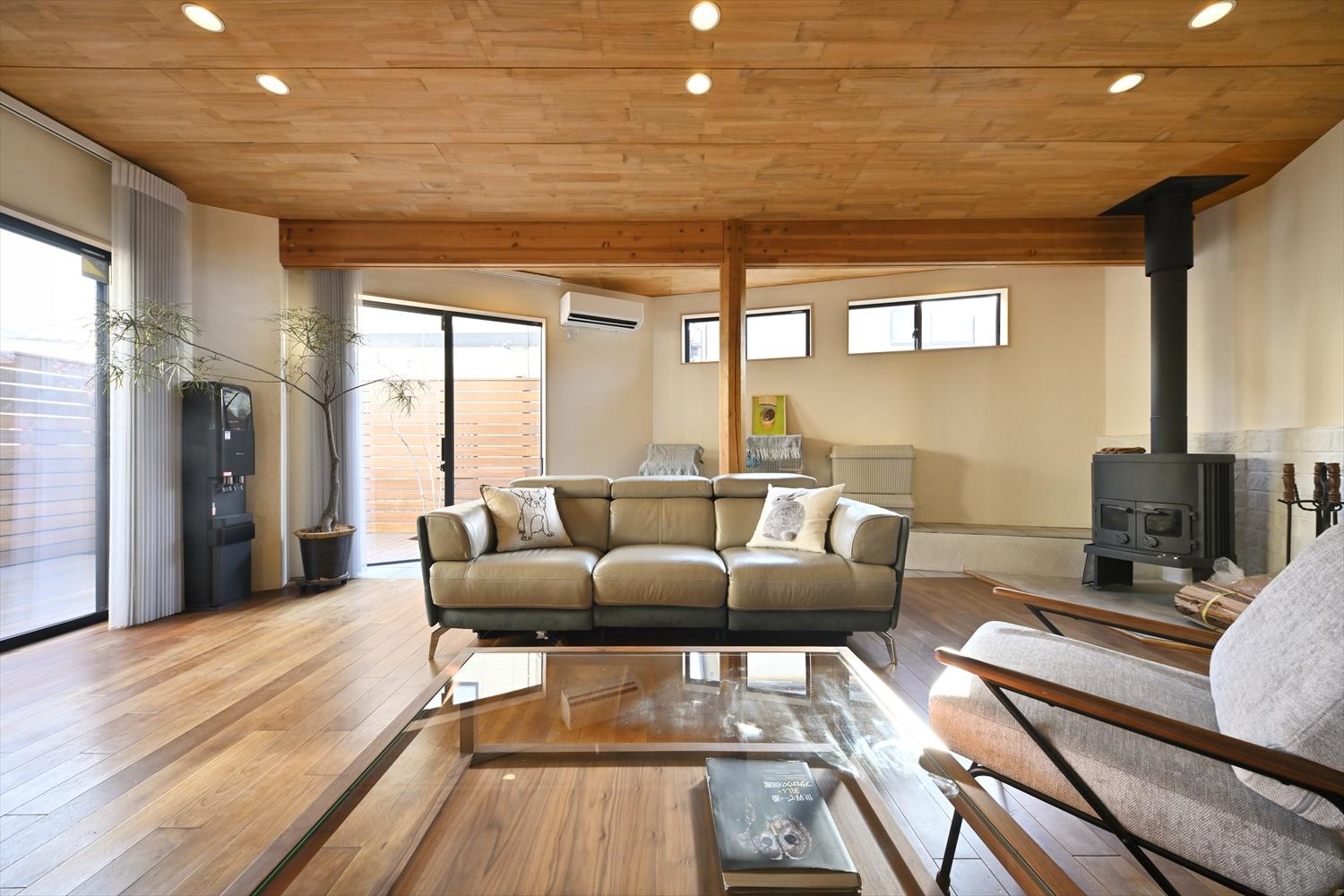 既存の自然素材とそれにマッチする材を厳選した、あたたかみのあるリビング。