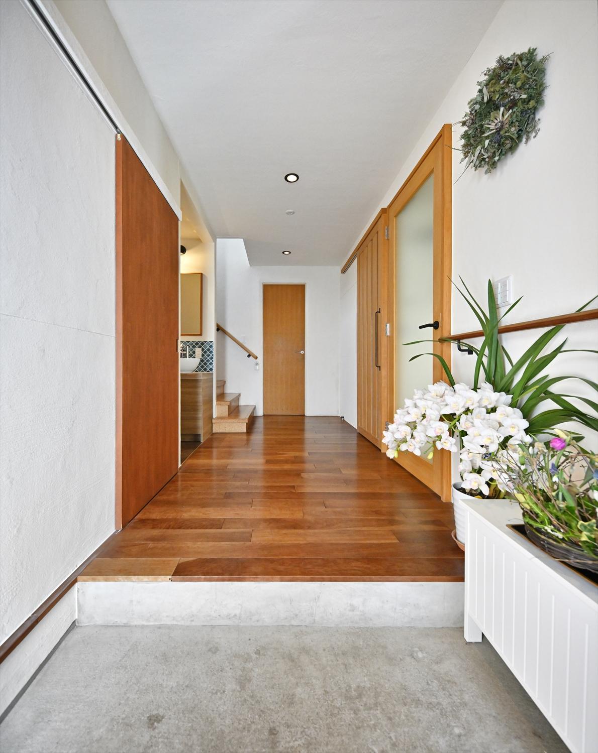 白い壁が明るい印象の玄関。