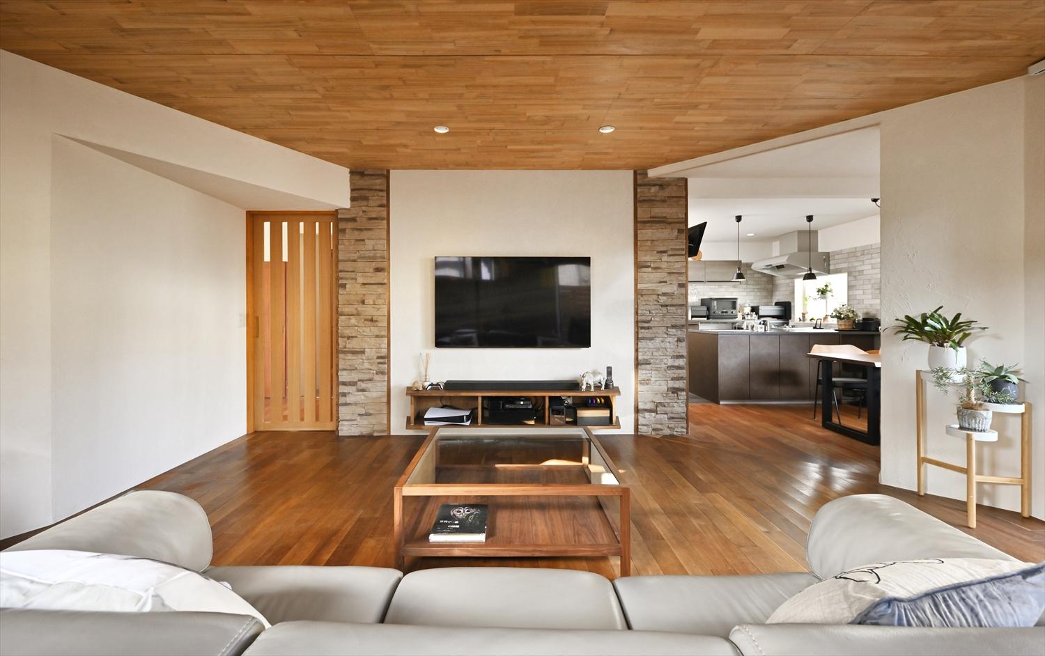 ダイニングからリビングへの動線上にあった柱は調査確認後、梁を補強して撤去し、リビングに繋がる開口も拡大。キッチンからリビングまで視線が抜けるように。