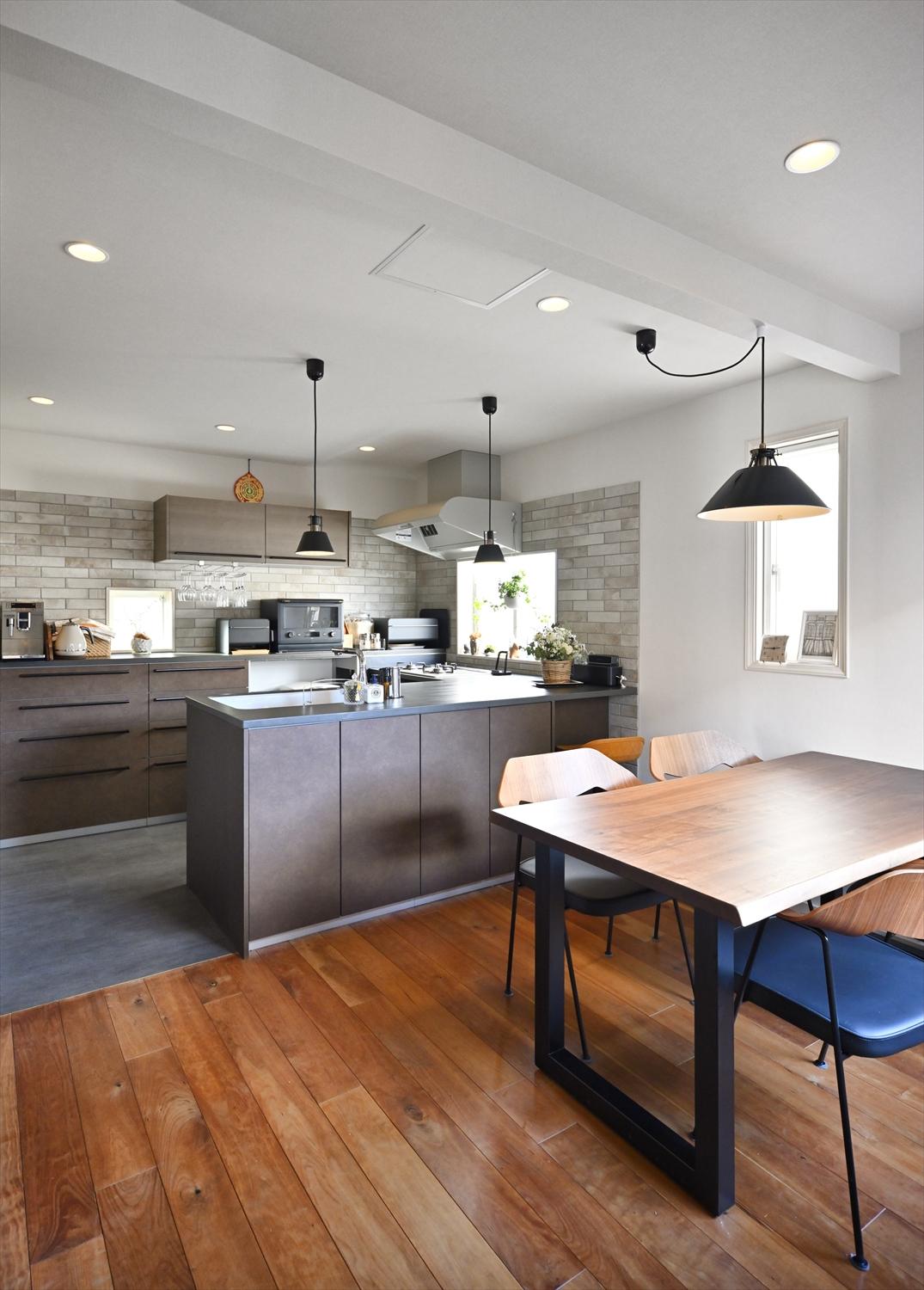 リビングからフローリングで繋がるダイニング。少し離れた位置にあるリビングとダイニングに一体感が。