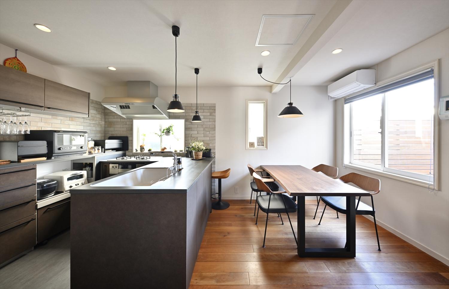 キッチンは壁付けから、一方がダイニングと対面になったL型のオープンレイアウトに変更して、家族やお客様とコミュニケーションを楽しみながらお料理が出来るだけでなく、作業スペースも広がり、より使い勝手が良くなりました。