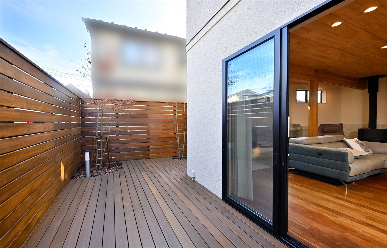 リビングの外にはウッドデッキを新設。