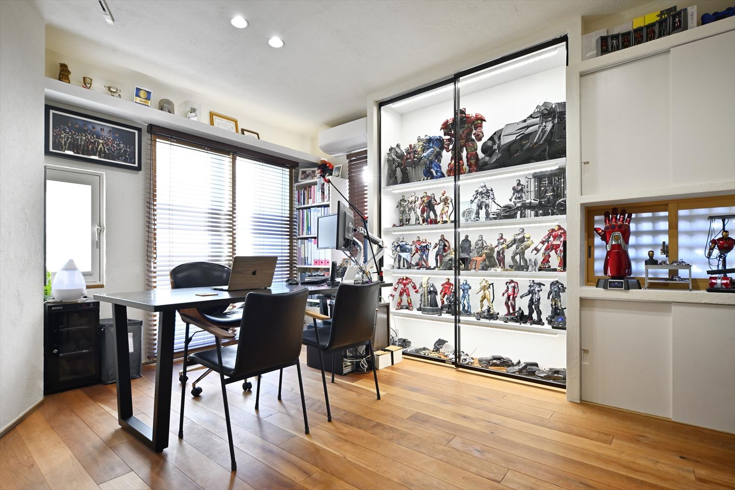 オフィススペース。壁面にコレクションを飾りながら収納できる家具を造作し、大切なコレクションを眺めながら、お仕事も捗りそうです。